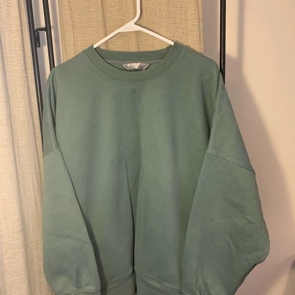 Tuff Athletics Women’s Crewneck Sweatshirt in Green.   Price drop.  * $5 off - Picture 2 of 2
